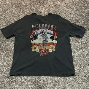 Over sized BillsBong t-shirt fits more like l/xl